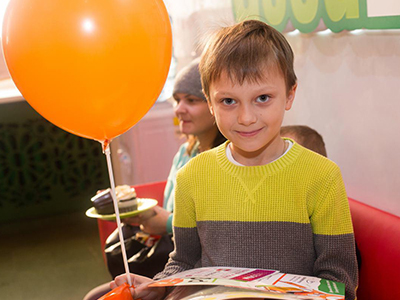 Мальчик с оранжевым воздушным шариком